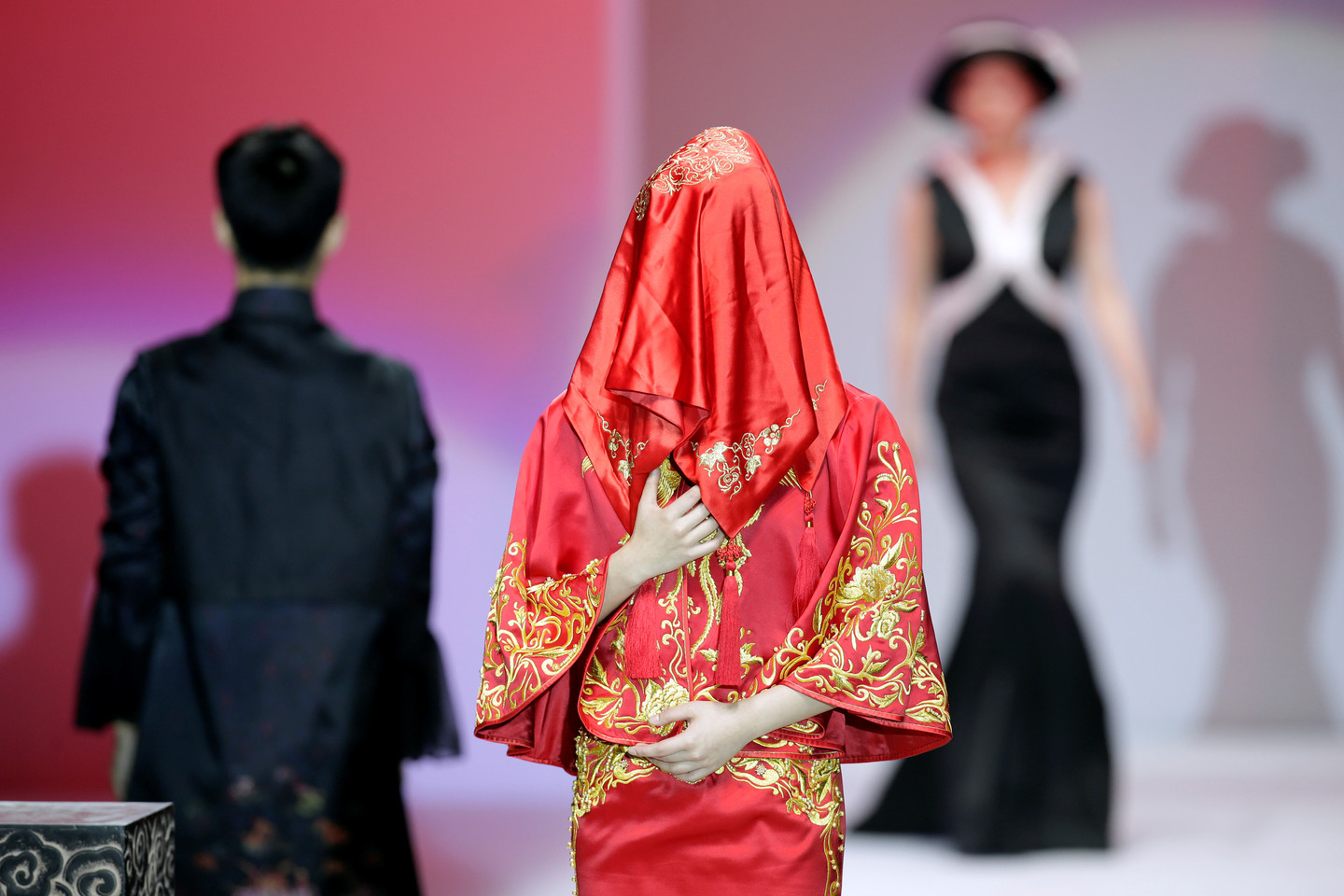 Neseniai rytų Kinijos Zhejiango provincijos Hangzhou mieste vyko 2017 metų Azijos mados kūrėjų federacijos Kinijos konferencija, kur mados dizaineriai iš Azijos susirinko aptarti naujausias šios pramonės šakos tendencijas.<br> Reuters/Scanpix nuotr.