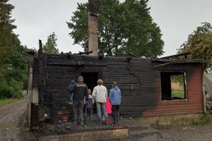 Šeima su 4 vaikais liko be nieko: gaisras siautėjo, o ugniagesiai žiūrėjo