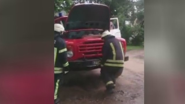 Namas dega, o ugniagesiai žiūri: sugedo vandens atvežusi mašina