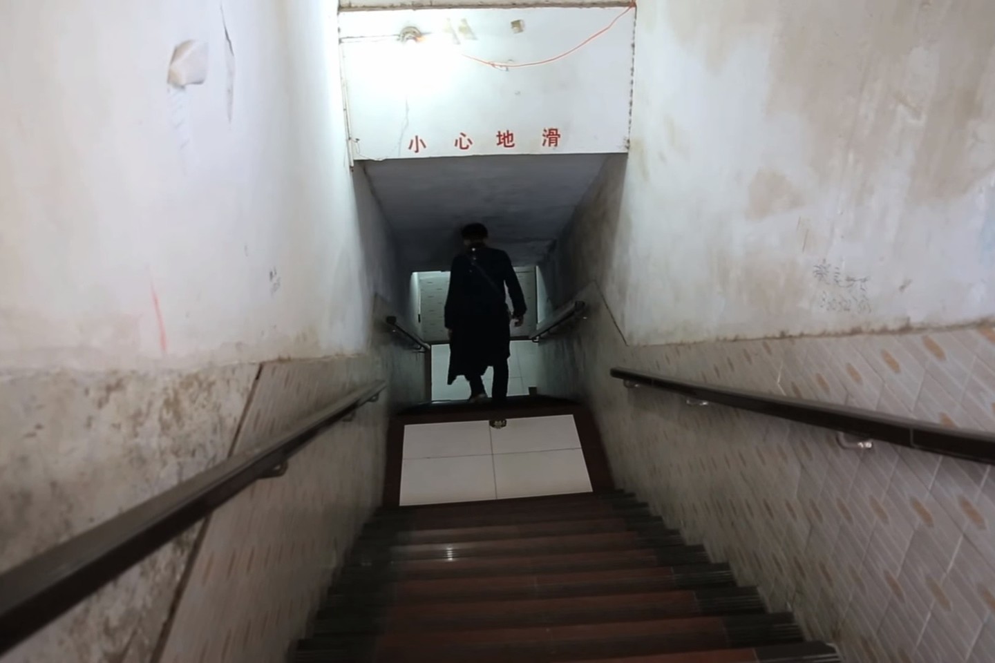 Gyventojų iškraustymas iš bunkerių kol kas vyksta nesėkmingai.<br> Kadras iš „YouTube“