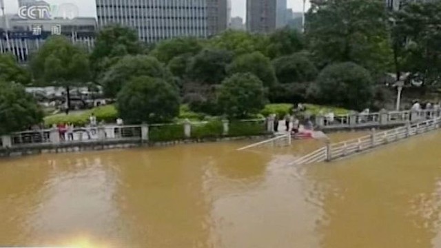 Kinijoje liūčių sukelti potvyniai nusinešė mažiausiai aštuonias gyvybes