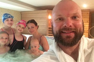 Lietuvos pajūryje atostogaujantys Krivickai mėgavosi baseino malonumais