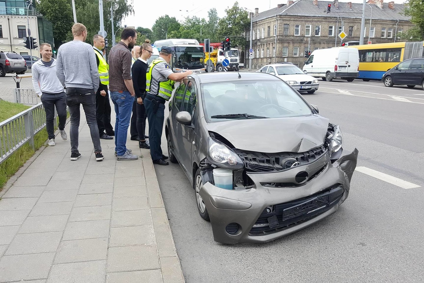 Susidūrimas Vilniuje: merginai prireikė medikų pagalbos.