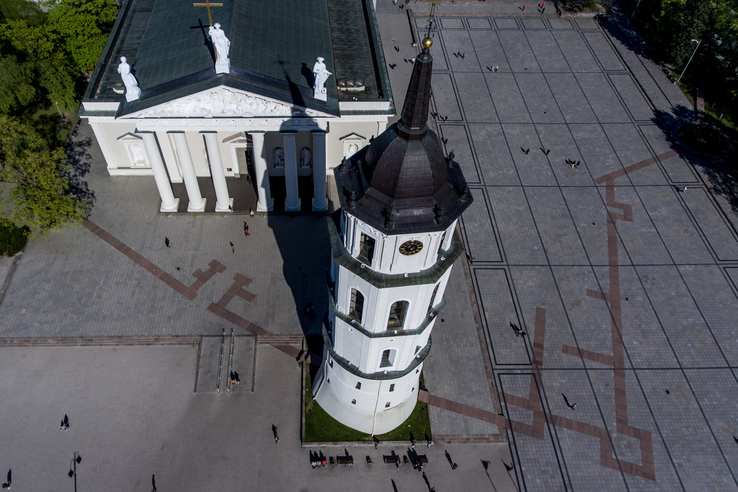  Vilniaus katedros bokšto laikrodis įkeltas dar 1672 metais. 2005-aisiais jį pakeitė kompiuteris.<br> V. Ščiavinsko nuotr.