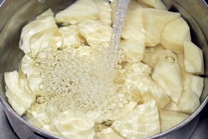 Mažos gudrybės padės išvirti bulves per gerokai trumpesnį laiką