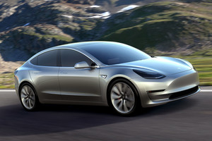 Laukimas baigėsi: „Tesla“ pradeda „Model 3“ gamybą ir ruošia staigmeną pirmiems pirkėjams