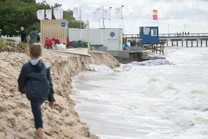 Paplūdimį Palangoje apsėmė jūros vanduo: kyla grėsmė lauko kavinėms