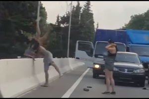 Spūstyje įsiutę vairuotojai susikibo lyg sportinių kovų ringe