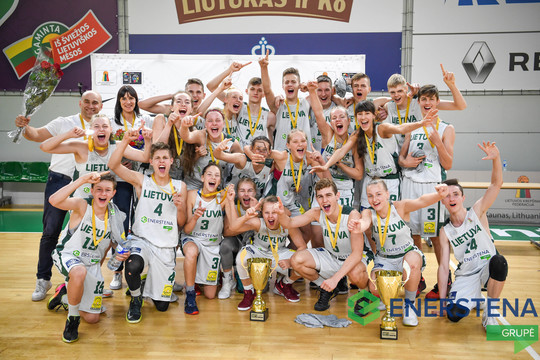 Šešiolikmečių rinktinės pradėjo pasirengimą svarbiausioms vasaros varžyboms