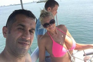  Su sunkia liga kovojanti Erika Santos vyrų draugijoje mėgavosi saulėtais orais