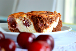 Šokoladas, vyšnios ir varškė – pyragas, kurį paragavus sunku sustoti 