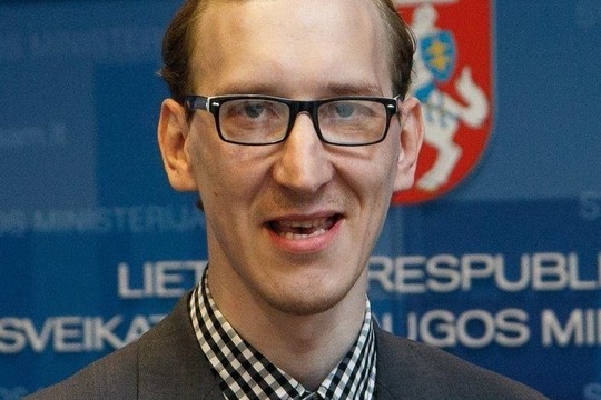 Prabilo dar vienas Minedo organizacijos savanoris: „Man kilnojosi antakiai“
