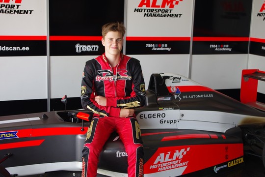 15-metis Justas Jonušis sėdo į „Formulės-4“ bolidą