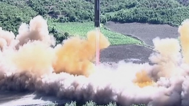 Naujausia Šiaurės Korėjos išbandyta raketa galėtų pasiekti Aliaską