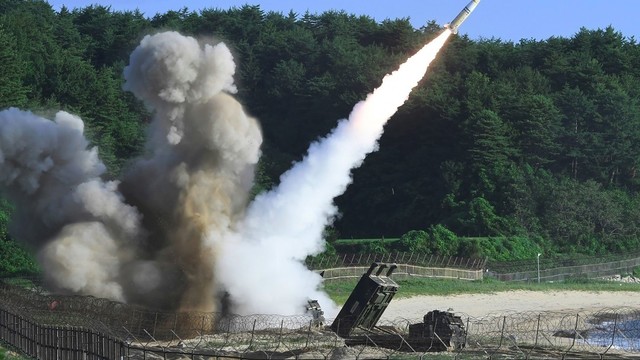 JAV grasina Šiaurės Korėjai karinėmis priemonėmis