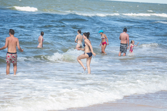Vasaros vėsa neatbaidė poilsiautojų – nugulė paplūdimius, drąsiai nėrė į bangas