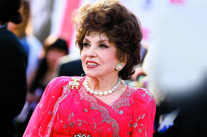 90-metė Gina Lollobrigida neatsispiria jauniems meilužiams