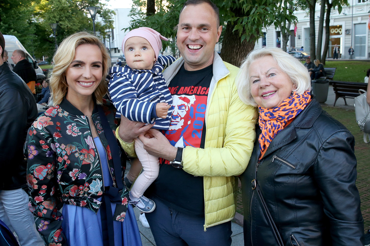 Indrė ir Jogaila Morkūnai į svarbią šventę atsivedė ūgtelėjusią dukrą. Šalia fotografui pozavo ir Jogailos mama Lelija.