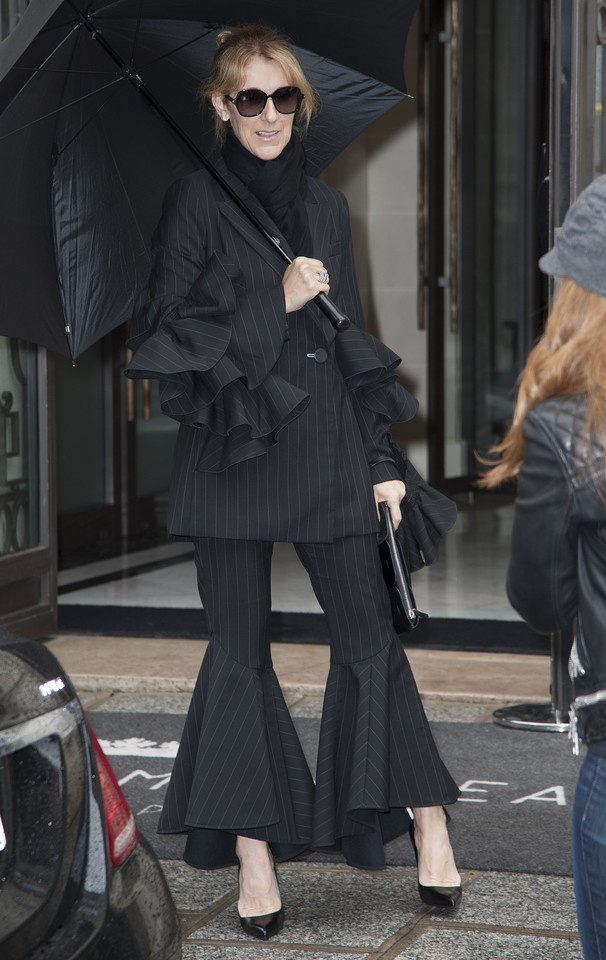  Dainininkė Celine Dion stebina drabužių deriniais.<br> VidaPress nuotr.