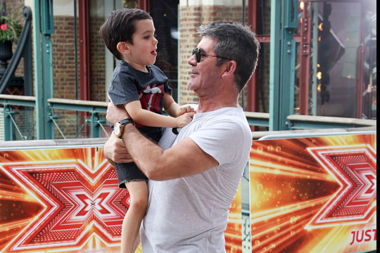 Aštrialiežuvis Simonas Cowellas šalia sūnaus atskleidė netikėtą savo pusę