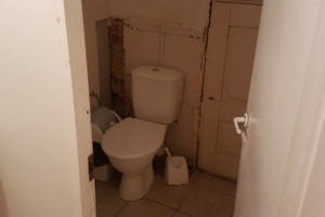 Vaizdas restorano tualete šokiravo. Gaila, kad pamačiau tik užsisakęs patiekalus