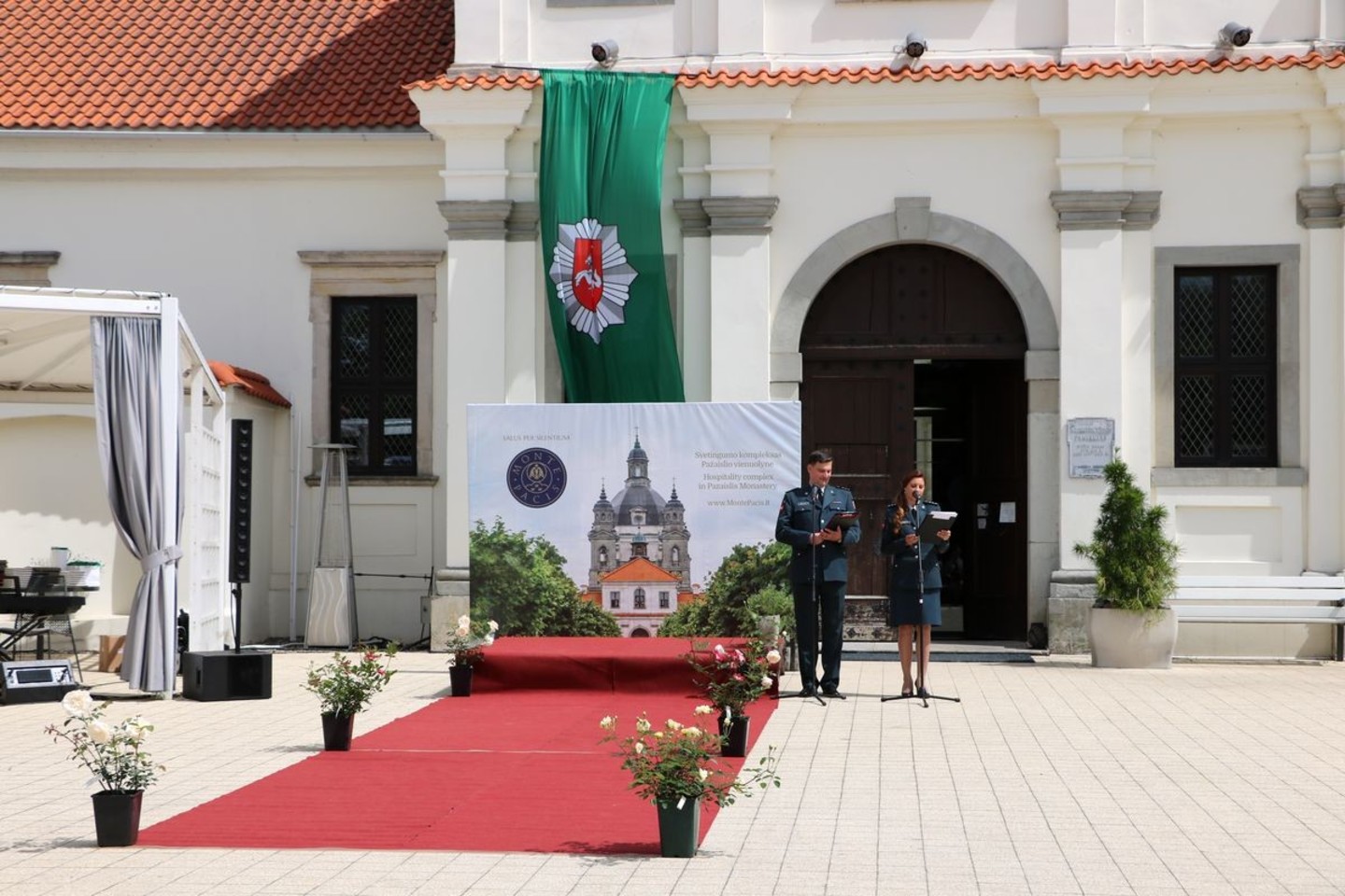 Kauno policijos pareigūnai apdovanoti už nepriekaištingą bei ilgametę tarnybą.