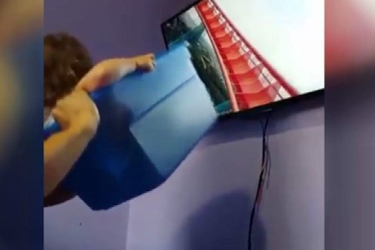 Tėčio išradingumas stebina internautus: amerikietiški kalneliai namuose