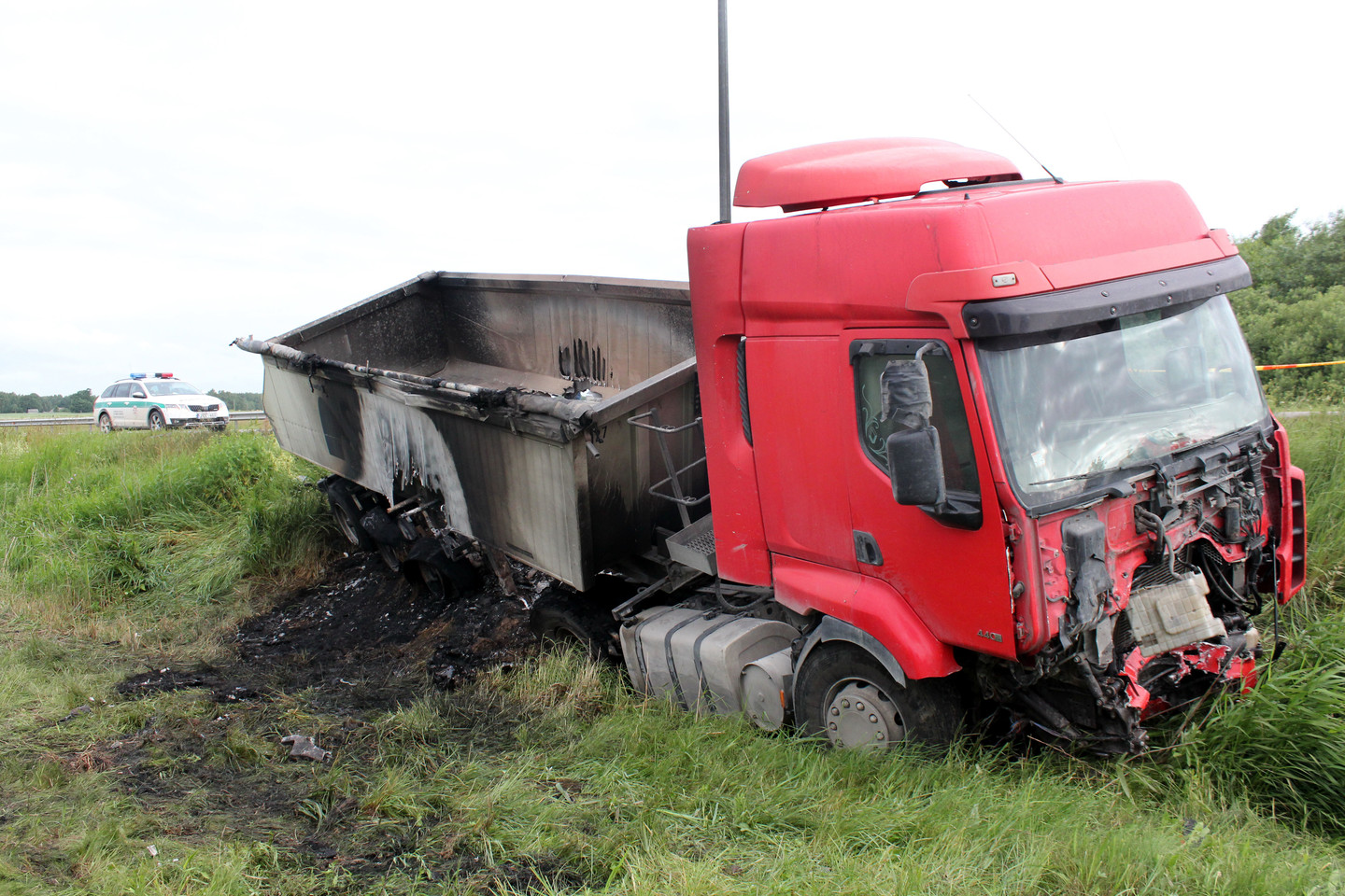 Šiurpiausia praėjusios savaitės avarija: po susidūrimo su sunkvežimiu „Renault Mégane“ užsiliepsnojo, o vairuotojas sudegė automobilyje.<br>R. Vitkaus nuotr.