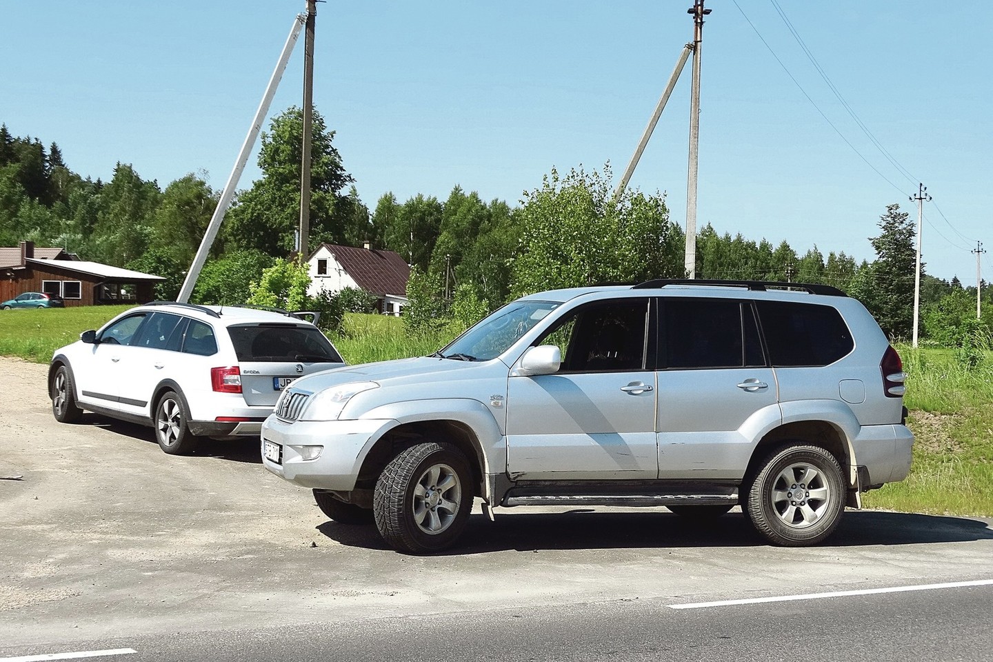 Budrūs pareigūnai pastebėjo, kad „Toyota Land Cruiser“ vairuotojas kirto ištisinę liniją, – nuobauda jį pribloškė. <br>A.Karaliūno nuotr.