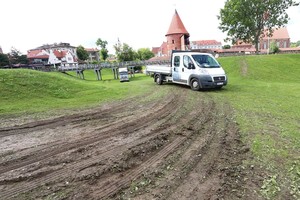 Po festivalių Kauno pilies prieigos primena arimą