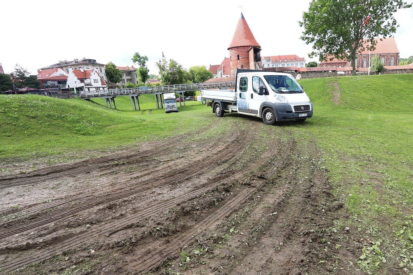 Ruošiantis renginiams sunkiasvorė technika kaskart vis labiau išmala žolę Kauno pilies prieigose.
