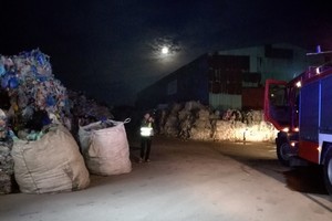 Didžiulės ugniagesių pajėgos Vilniuje gesino užsiliepsnojusias atliekas