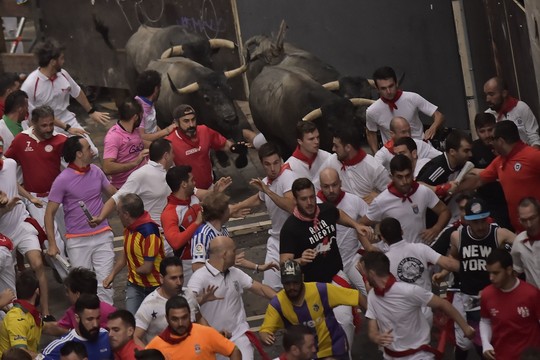 Pamplonoje per antrąjį bulių bėgimą subadyti du žmonės