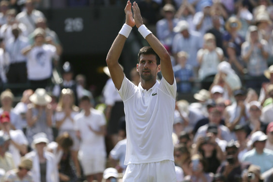 Novakas Džokovičius Vimbldone nesunkiai susitvarkė su Ernestu Gulbiu