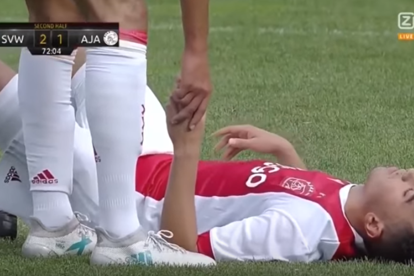 Futbolininkas susmuko aikštėje.