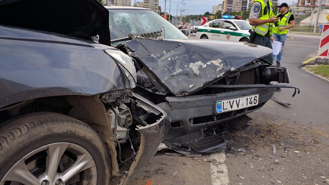 Vilniuje susidūrė 3 automobiliai, yra sužeistų