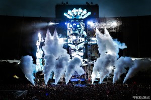 Tūkstantinė minia nepabūgo lietaus ir šėlo Selo koncerte