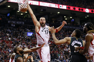 „Raptors“ tik Jono Valančiūno neužtenka – pasikvietė dar vieną „centrą“