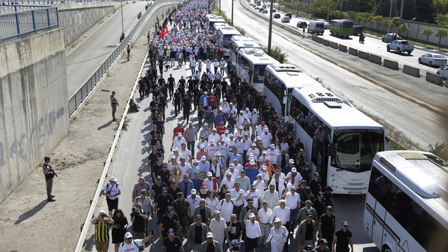 450 kilometrų pėsčiomis – taip dešimtys tūkstančių turkų protestuoja prieš vyriausybę