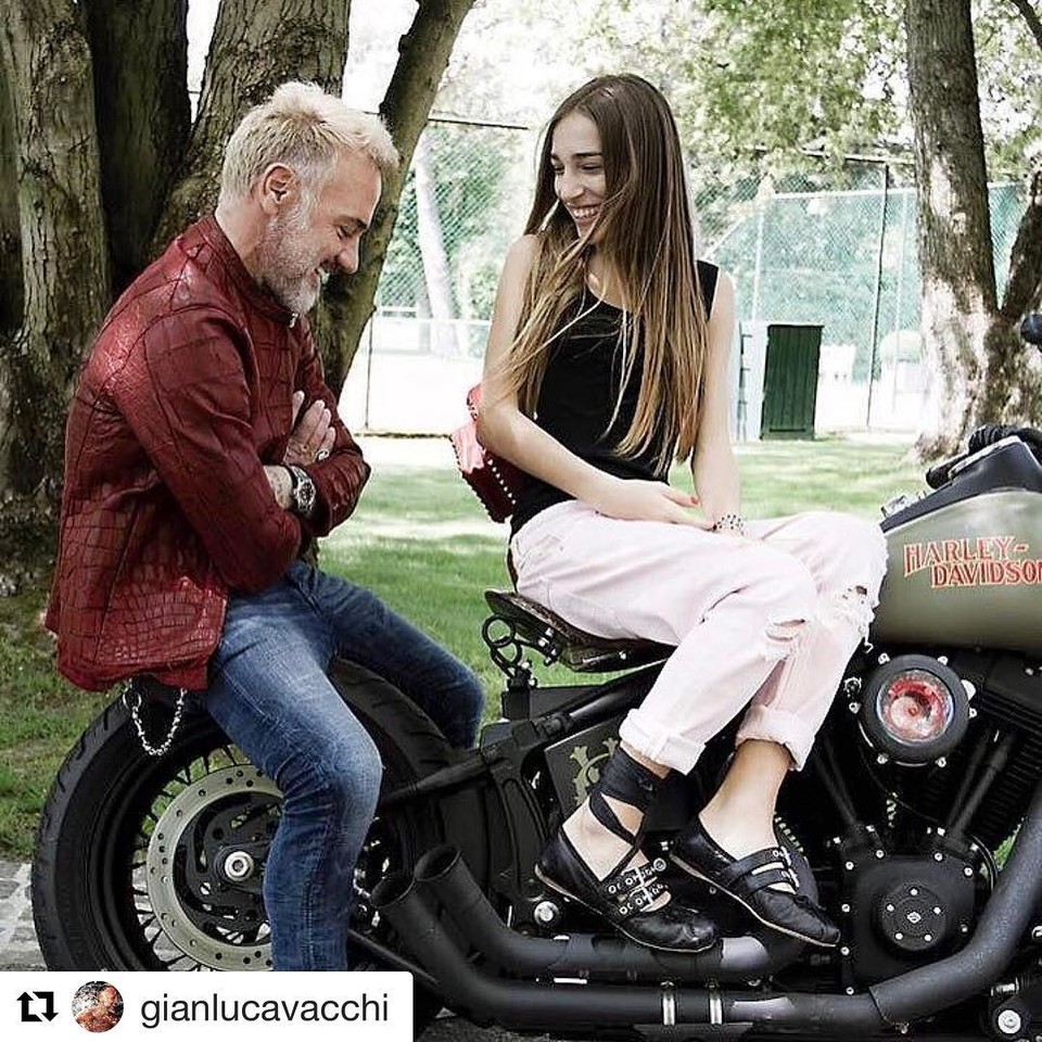  Gianluca Vacchi rodo išskirtinį dėmesį 15-metei podukrai. <br> „Instagram“ nuotr.