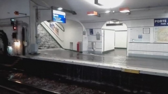 Po liūties buvo apsemtos Paryžiaus metro stotys 
