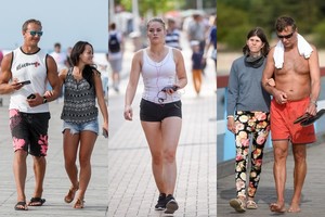 Palangos gatvės stilius: moterų karštis ir pusnuogiai vyrai