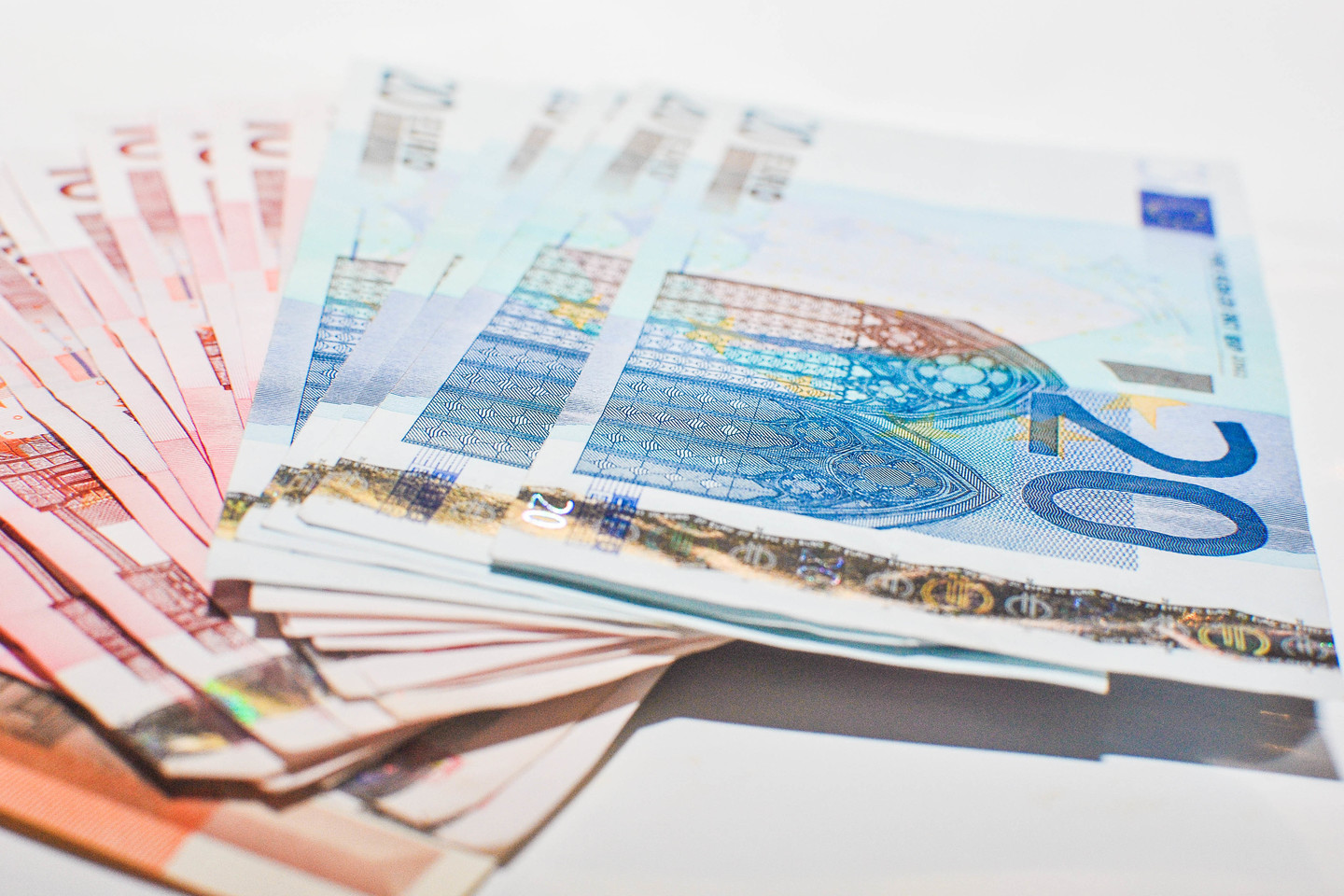 FNTT ir banko darbuotojais prisistatę sukčiai išviliojo apvalią sumą.