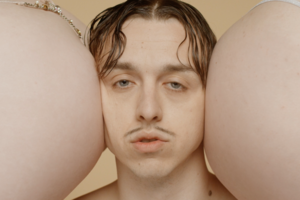  Internetines sensacijas kepantis Tommy Cash gerai jaučiasi vilkėdamas ir treningą, ir suknelę