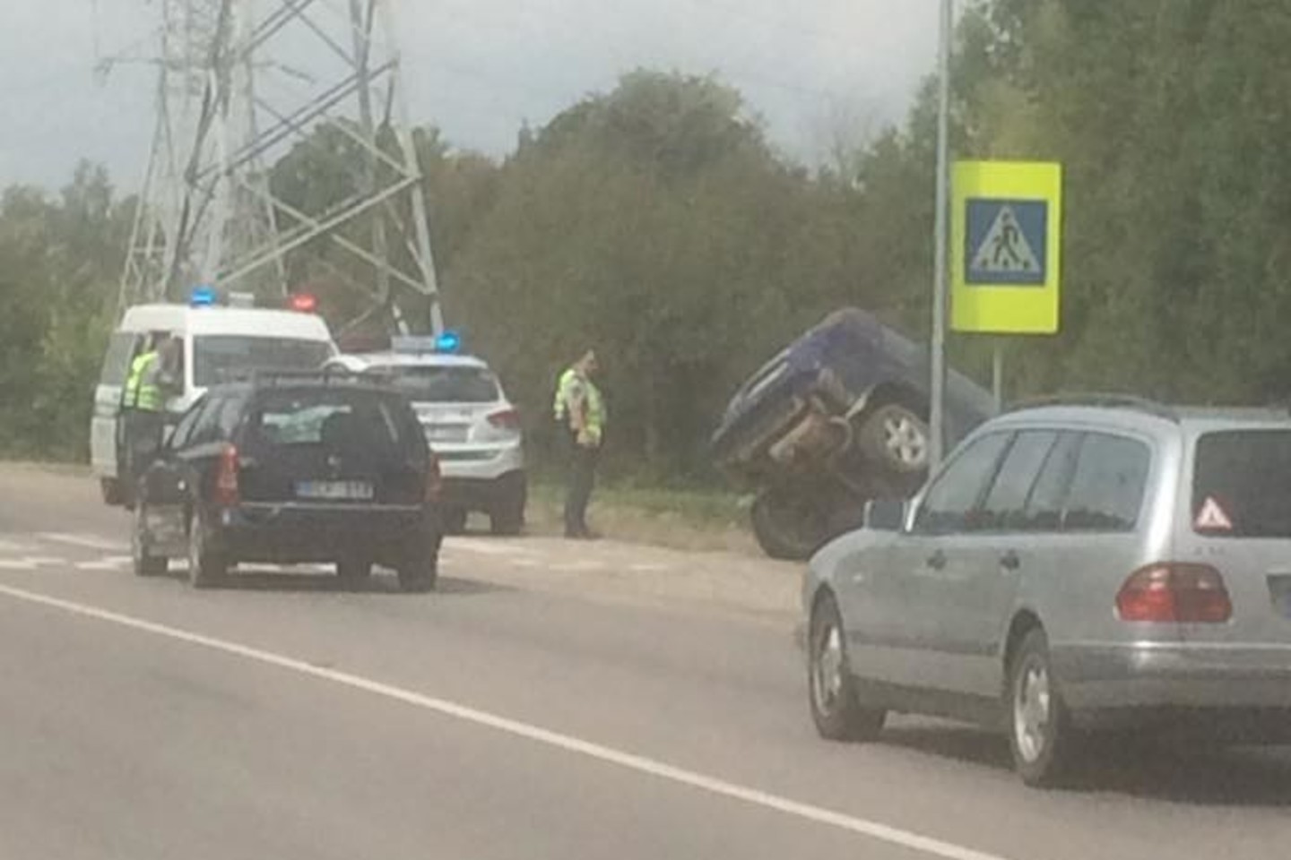  Netoli Ringaudų antradienį prieš pietus automobilis nuvažiavo į griovį.<br> Kur stovi policija Kaune nuotr.