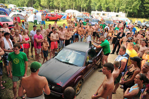 Garsus rašytojas savo namus užleidžia didžiuliam automobilių festivaliui