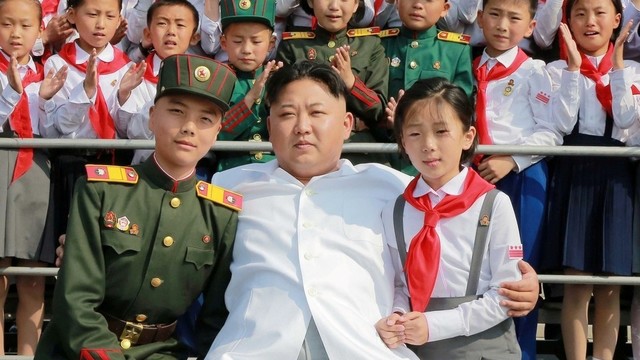 Paviešino, kaip Šiaurės Korėjos lyderis švenčia sėkmingą raketos bandymą