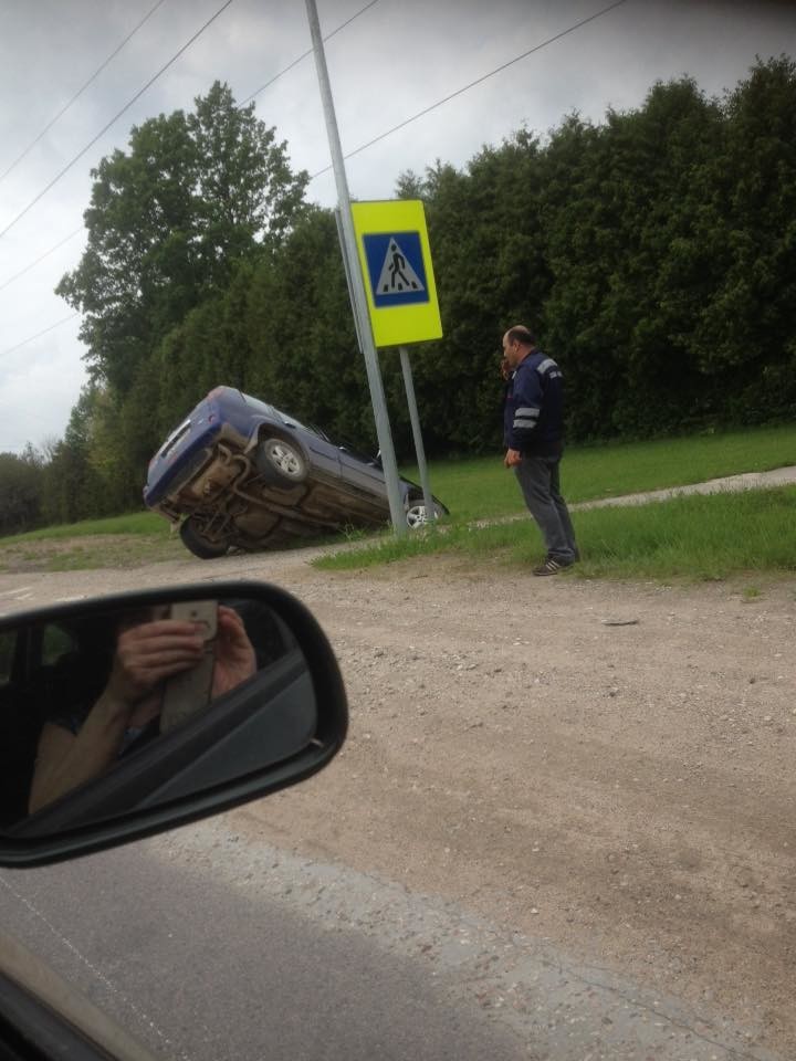  Netoli Ringaudų antradienį prieš pietus automobilis nuvažiavo į griovį.<br> Kur stovi policija Kaune nuotr.