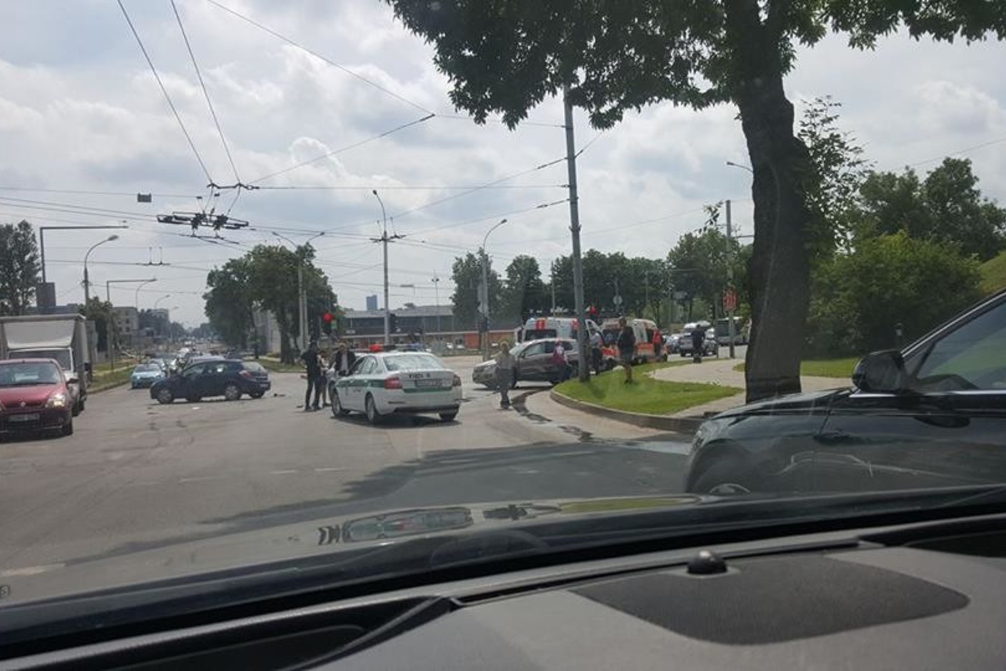 Vilniuje susidūrė 3 automobiliai, sužaloti 2 žmonės.