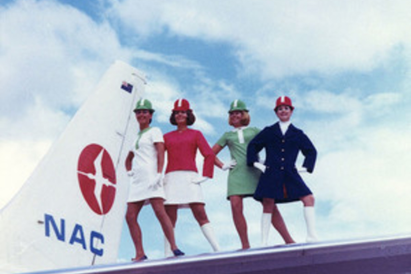  „National Airways Corporation“ skrydžių palydovių uniformos.<br> „Wikimedia Commons“ nuotr.